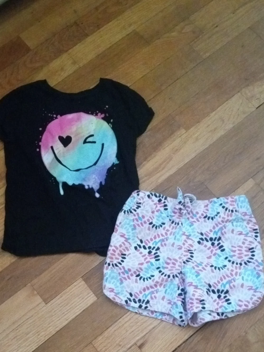 girl 5/6 graphic tee and multi color shorts